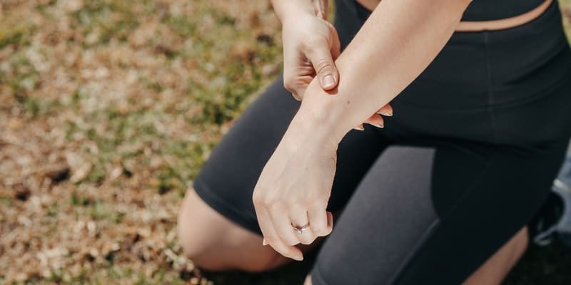 Tendinite du poignet : les meilleurs traitements pour se soulager : Femme  Actuelle Le MAG